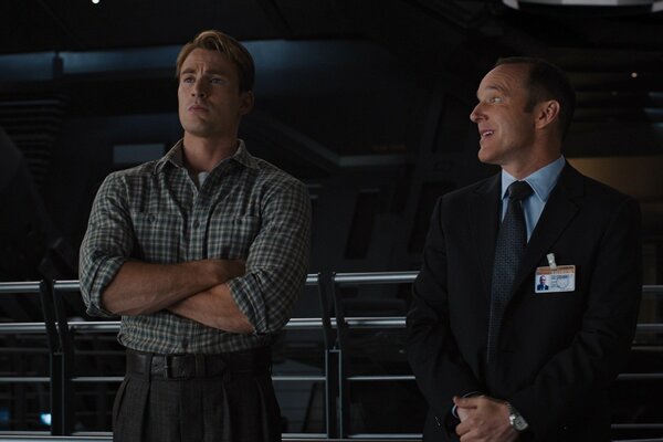 Supereroe Capitan America, con agente Shield