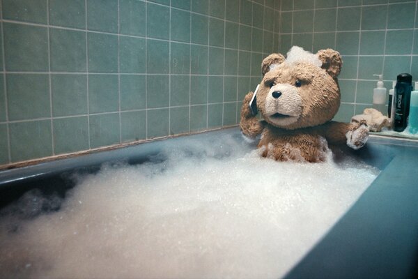 Der Bär Ted aus dem Film Der dritte überflüssige badet in einem Schaumbad