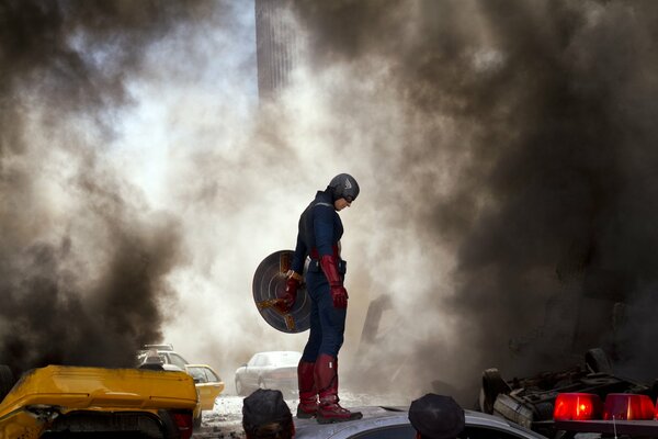 Capitán América de pie con un escudo contra el humo