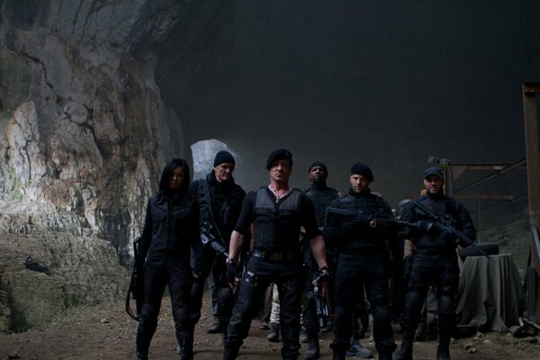 Acteurs du film Expendables 2 sur fond de falaise