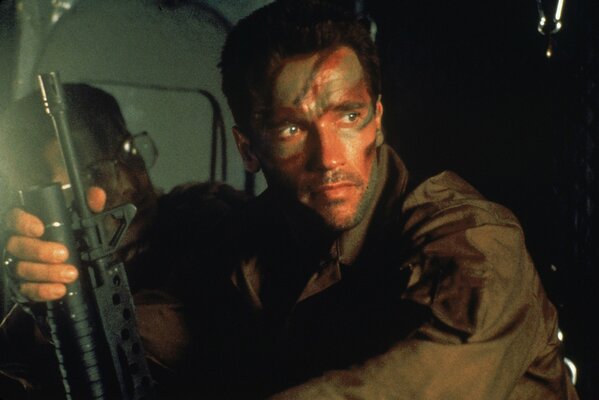 Arnold Schwarzenegger con un autómata de la película Predator .