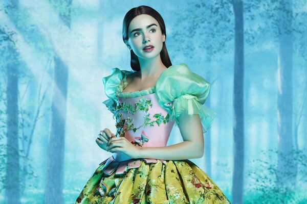 Lily Collins pour le rôle de la princesse du conte de fées blanche-neige