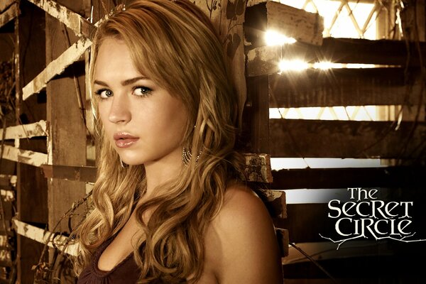 Blonde Schauspielerin aus dem Film the secret Circle