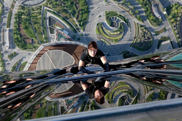 Tom Cruise w filmie Mission: Impossible: Phantom protocol