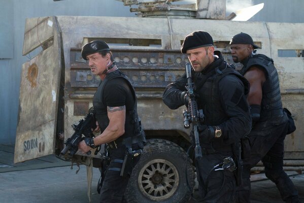 Stallone, Statham mit Waffen aus dem Film The Expendables 2