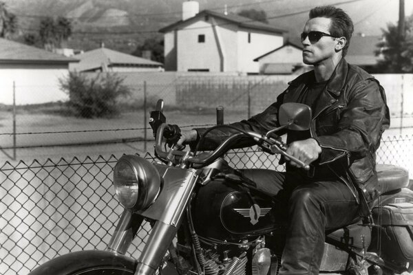 Arnold Schwarzenegger monta una motocicleta