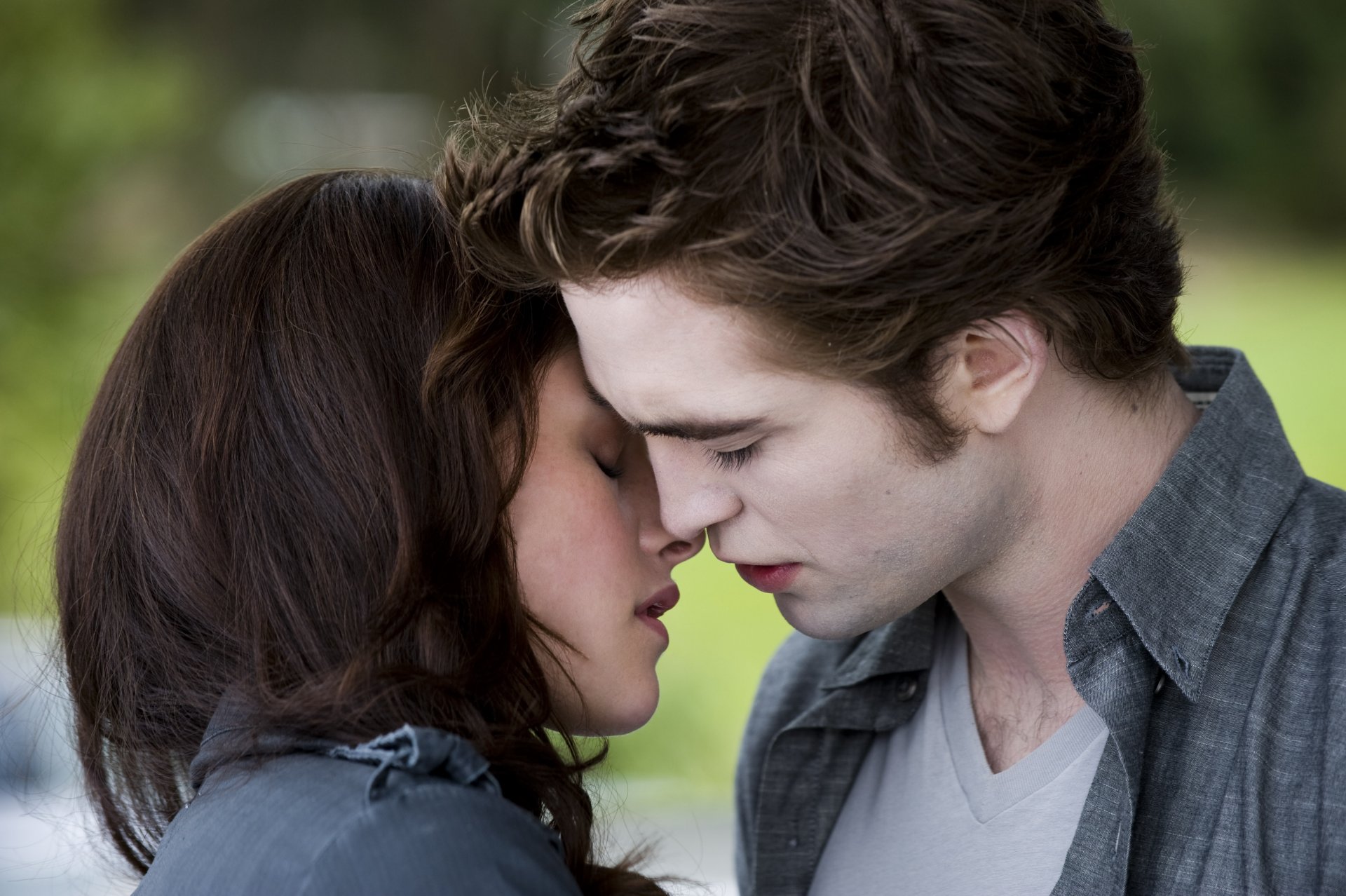 twilight bella swan edward cullen kiss the pair girl guy actor robert pattinson actress kristen stewart point