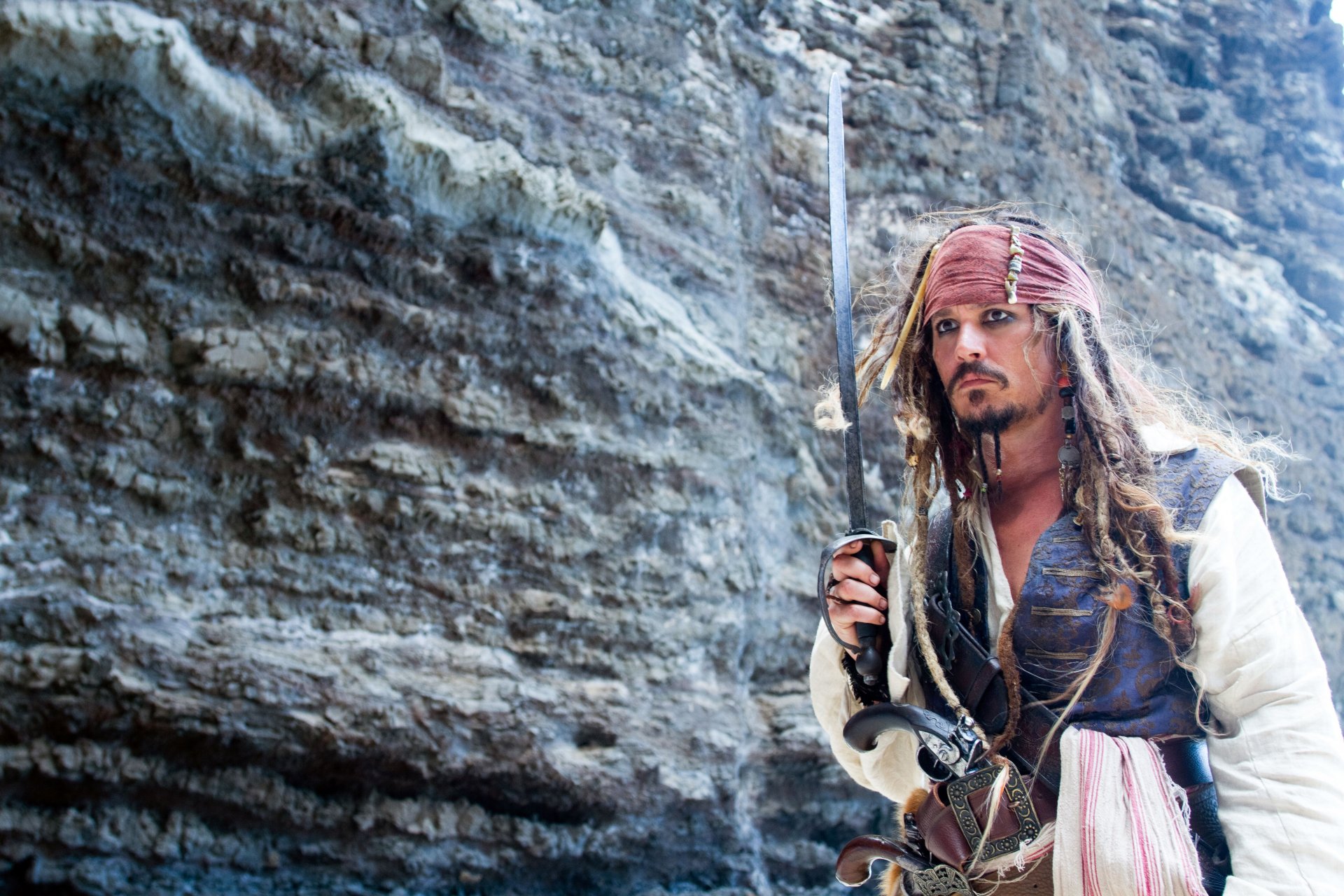 johnny depp aktor kapitan jack sparrow szabla skała piraci z karaibów 4