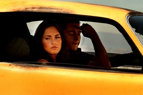 Megan Fox in macchina gialla da Transformers