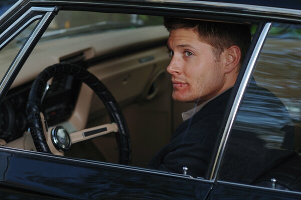 Dean Winchester de Supernatural est assis au volant de sa voiture bien-aimée