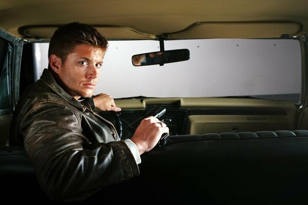 Jensen Ackles de Supernatural en el coche