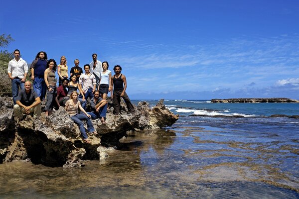 Familia en un saliente rocoso junto al mar