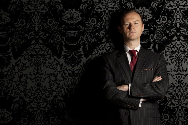 Mark Gatiss in abito con cravatta rossa