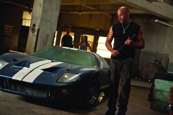 Vin Diesel mit Halterung. Ein Bild aus dem Film Fast and Furious .