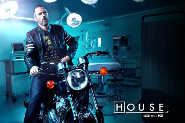 Dr. house auf einem Motorrad im Krankenzimmer