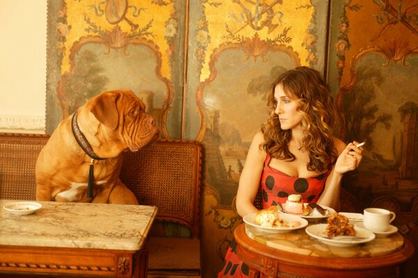 Fille dans un café avec un chien