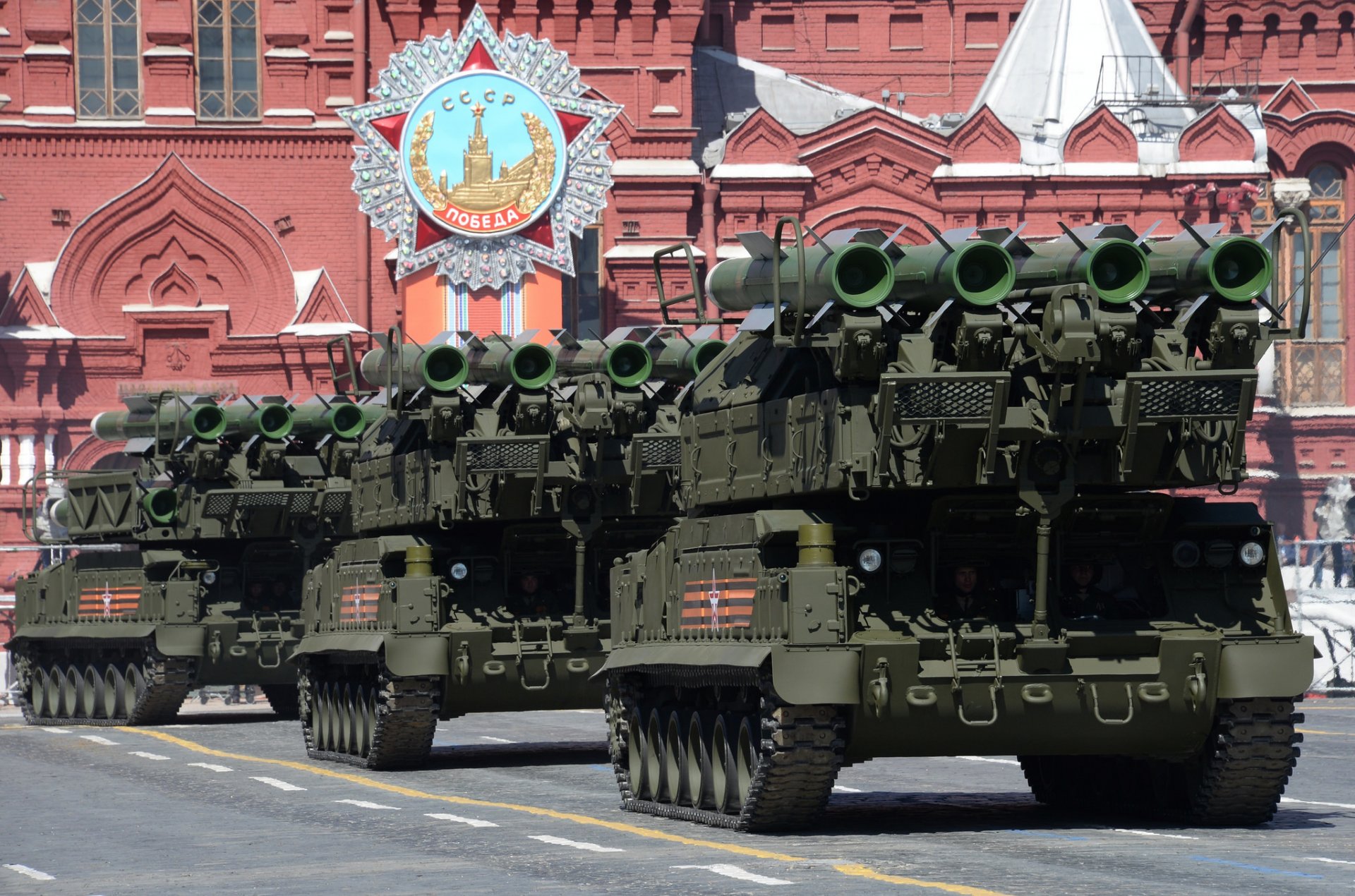 buk-m1-2 system rakiet przeciwlotniczych samobieżna instalacja plac czerwony