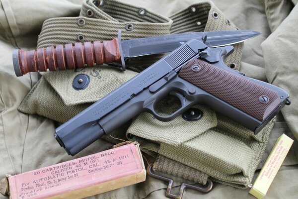 Pistole m1911, Patronenverpackung und Messer