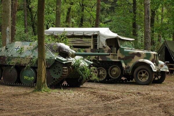 Self - propelled artillery tracked