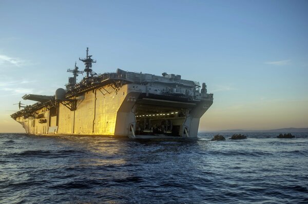 Foto uss essex amphibious ship. Foto auf dem Wasser. Bild auf dem Desktop