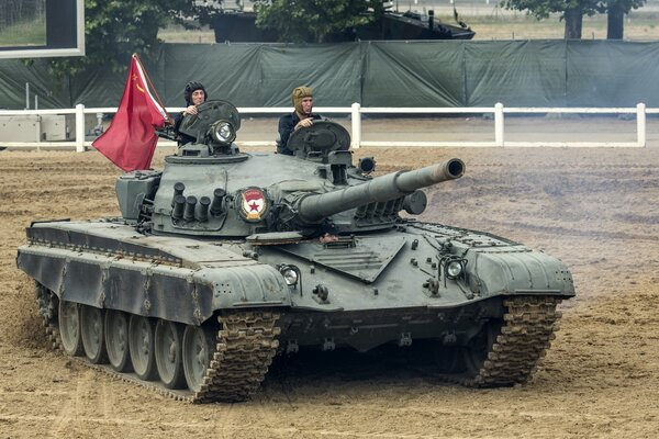 T-72 Kampf, ein Panzer mit zwei Kämpfern und einer roten Fahne