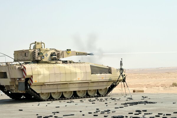 Un tanque alemán armado en un terreno baldío