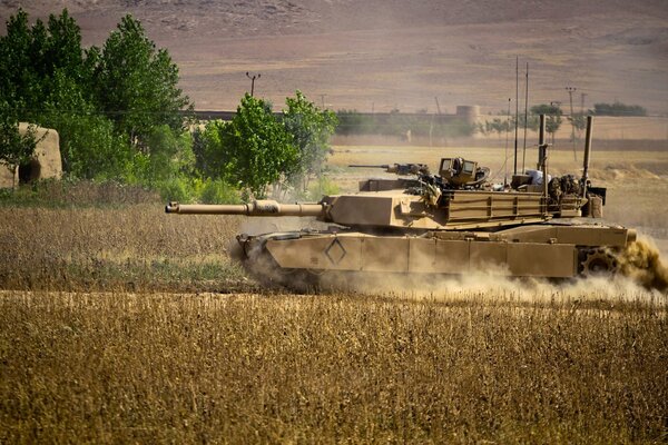 Un char kaki parcourt la steppe