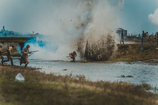 Soldaten im Kampf. Explosion in der Nähe eines Soldaten