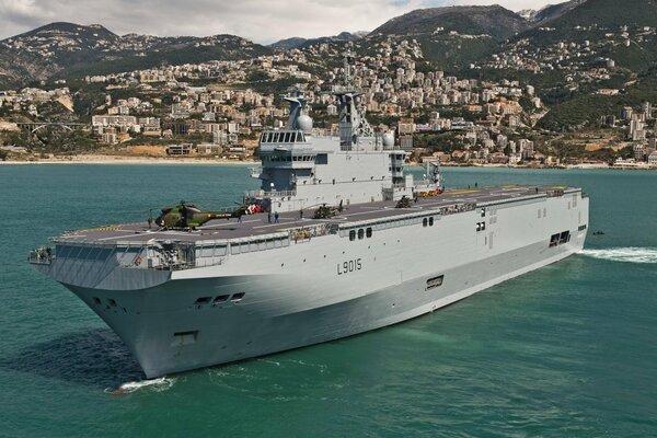 Photo the Mistral ship at sea