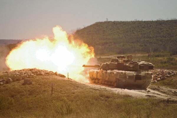 Salva di fuoco dal carro armato tra le colline