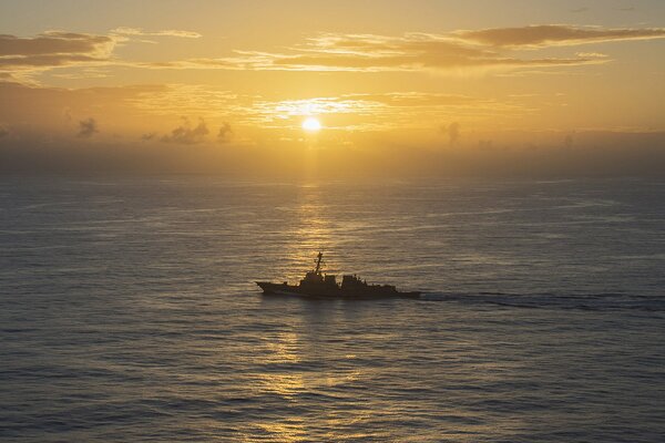 Destroyer de missiles dans la mer des Philippines au coucher du soleil