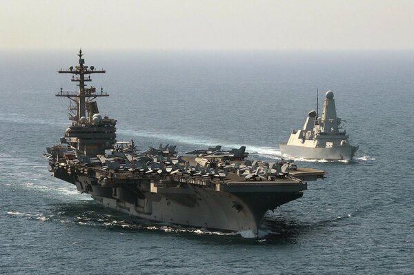 El Uss George W. Bush corta las olas del mar