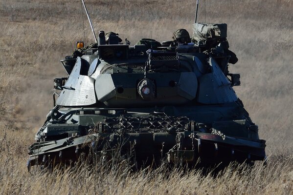 El tanque Leopard-1 se encuentra en el campo