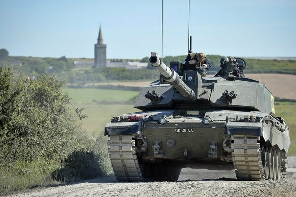 Un tanque monta en un camino polvoriento