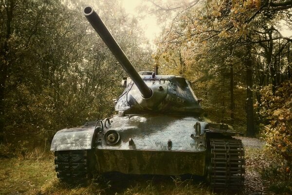 Tank im Wald. Verlassener Panzer