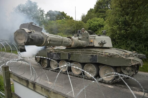 L esercito sul carro armato è pronto per iniziare la battaglia