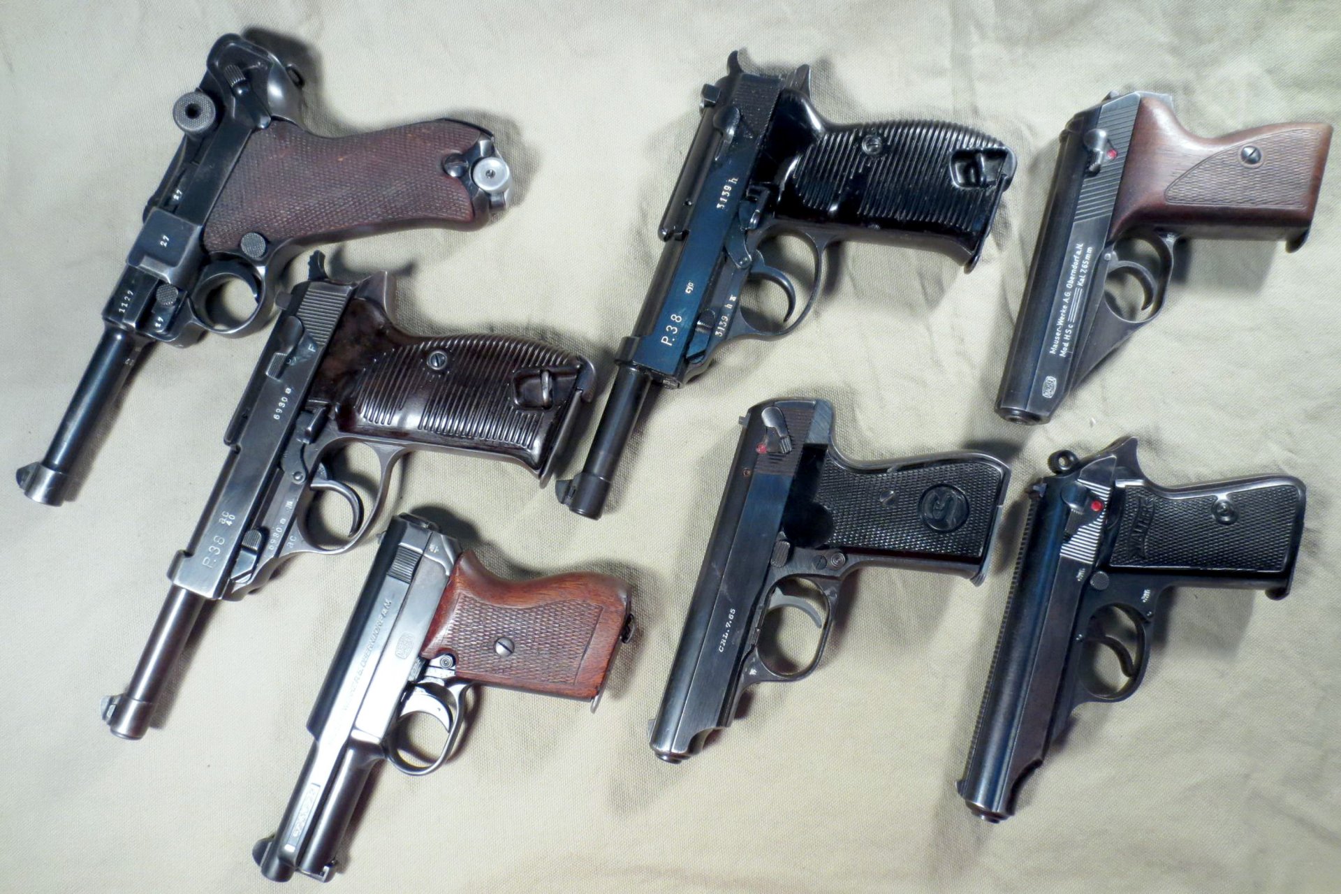 siete pistolas alemán autocarga barriles calibres 9 mm y 7.65 mm mauser walter luger parabellum interesante muestras súper rareza armas acción cañón corto alemán metal madera plástico lona material sombra luz fondo pequeño digno