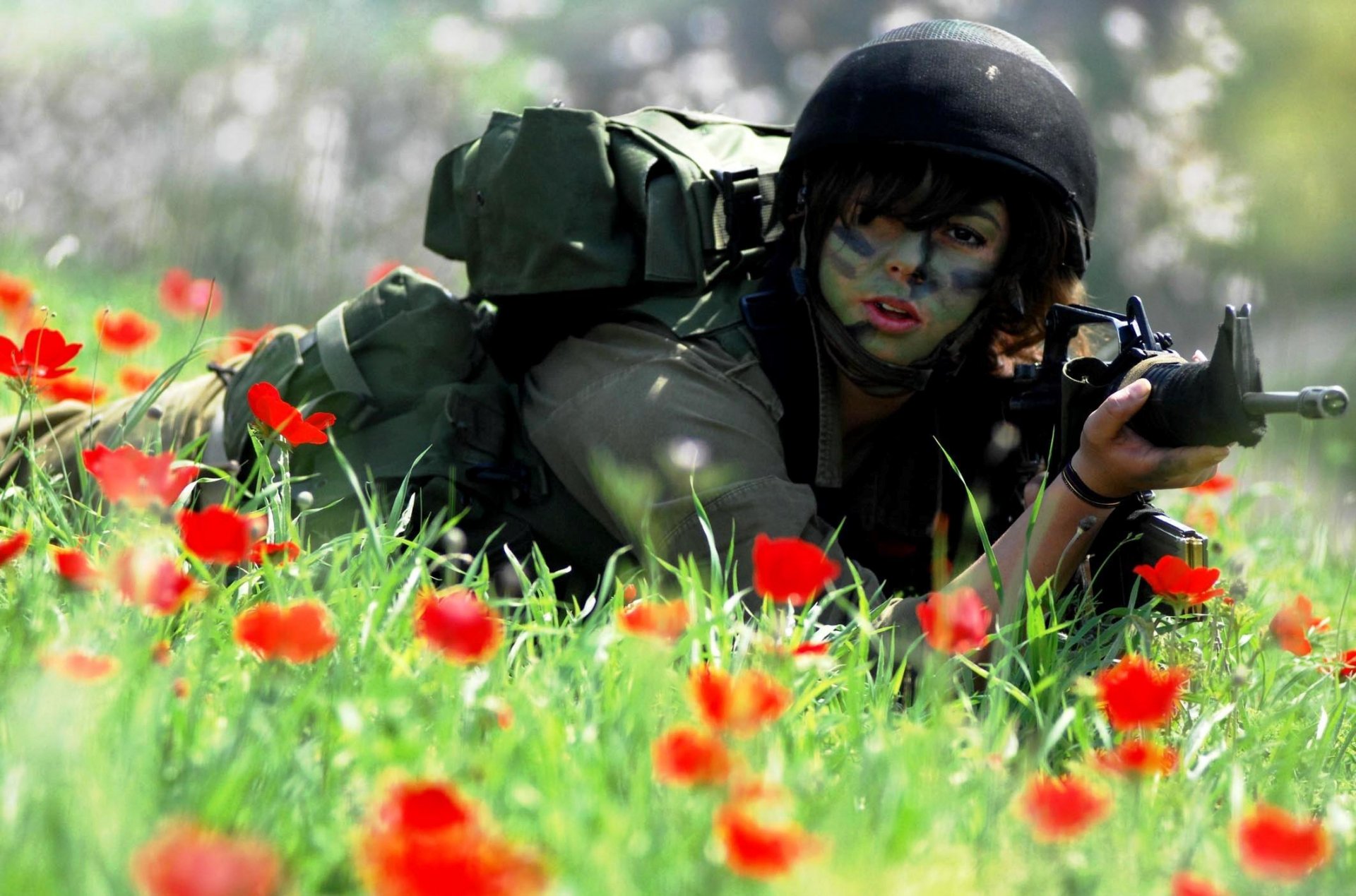 tsahal israël zahal aoi fille soldat soldat herbe fleurs rouge coquelicots carabine uniforme uniforme m4a1