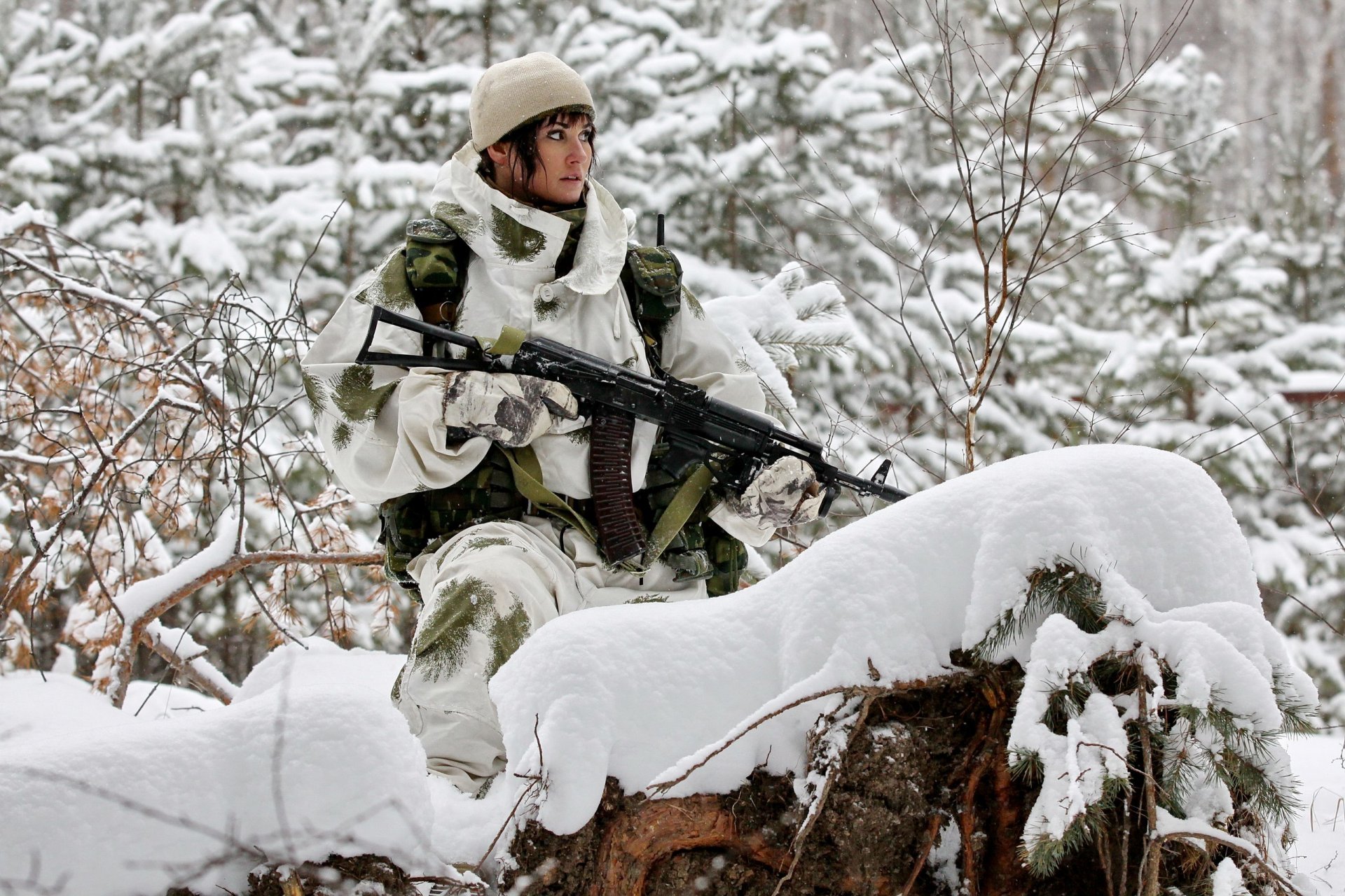 ametralladora bosque nieve invierno camuflaje chica ak-74m ak-74