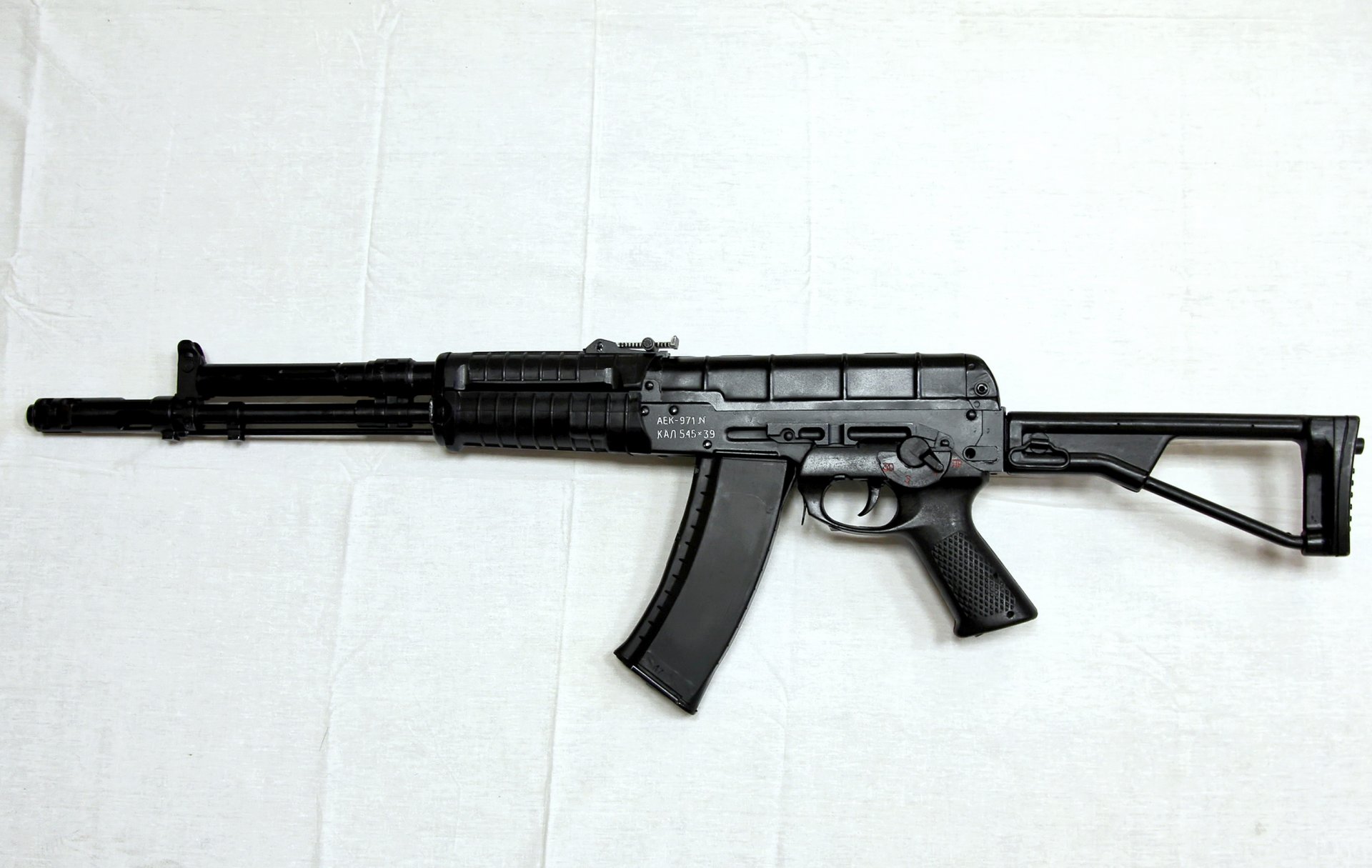 aek-971 widok z lewej strony krajowy automat do kasety 5. 45x39 indeks grau 6p67 opracowany w 1978 roku w fabryce degtyarev barrel butt store hamulec wylotowy kompensator wycior przyrząd celowniczy tło cień światło siła