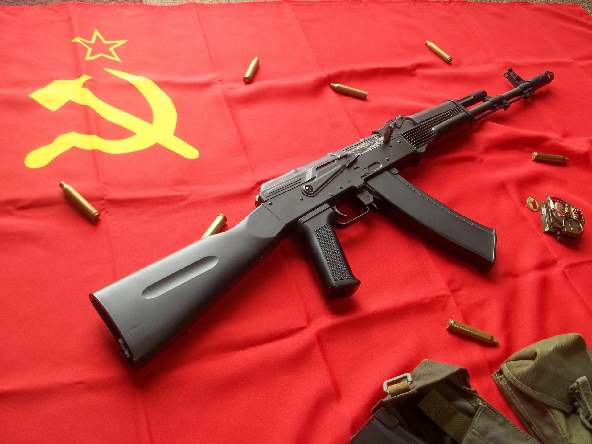 fucile d assalto kalashnikov bandiera urss falce e martello stella rossa