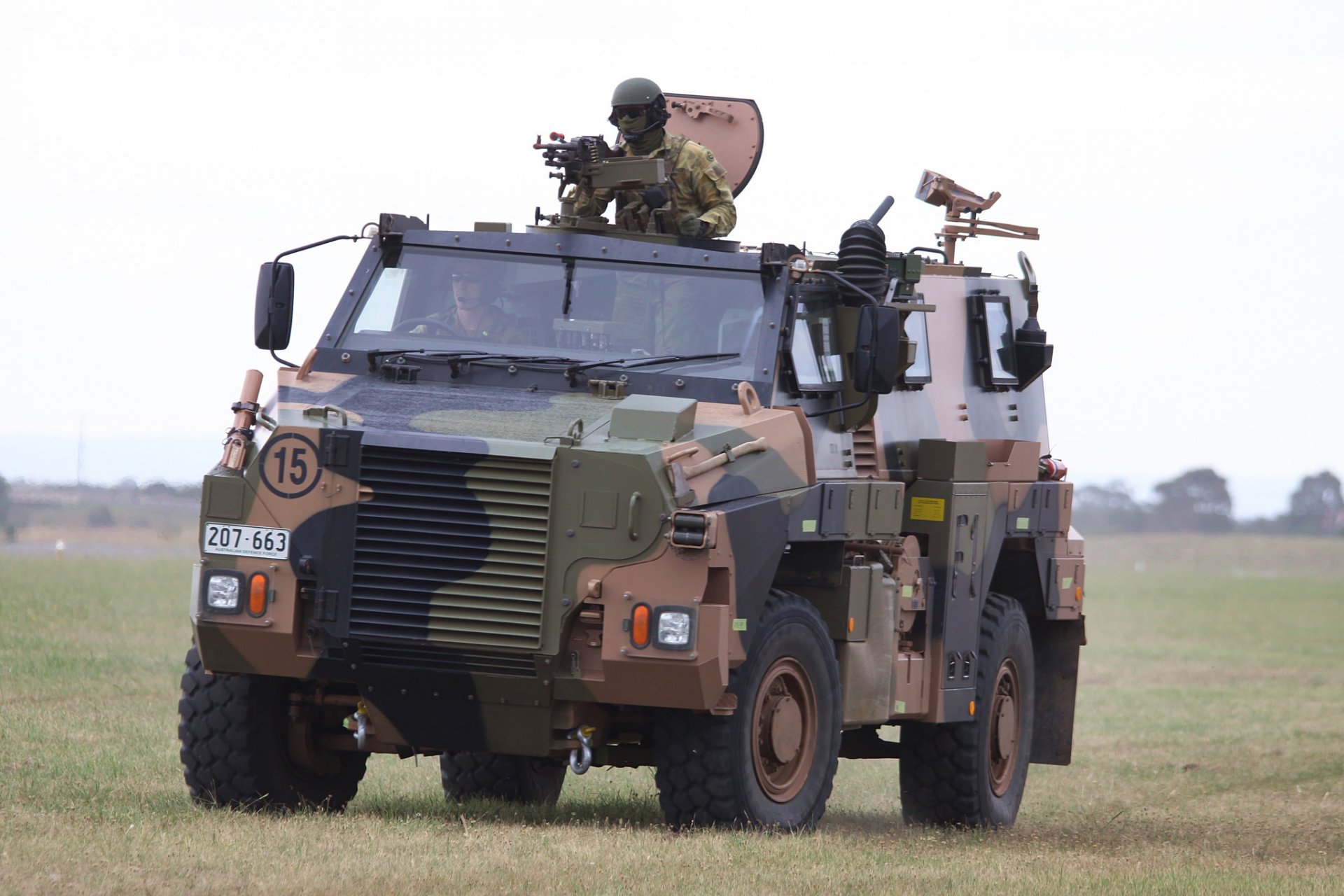 bushmaster australien véhicule blindé de transport de troupes matériel militaire armes