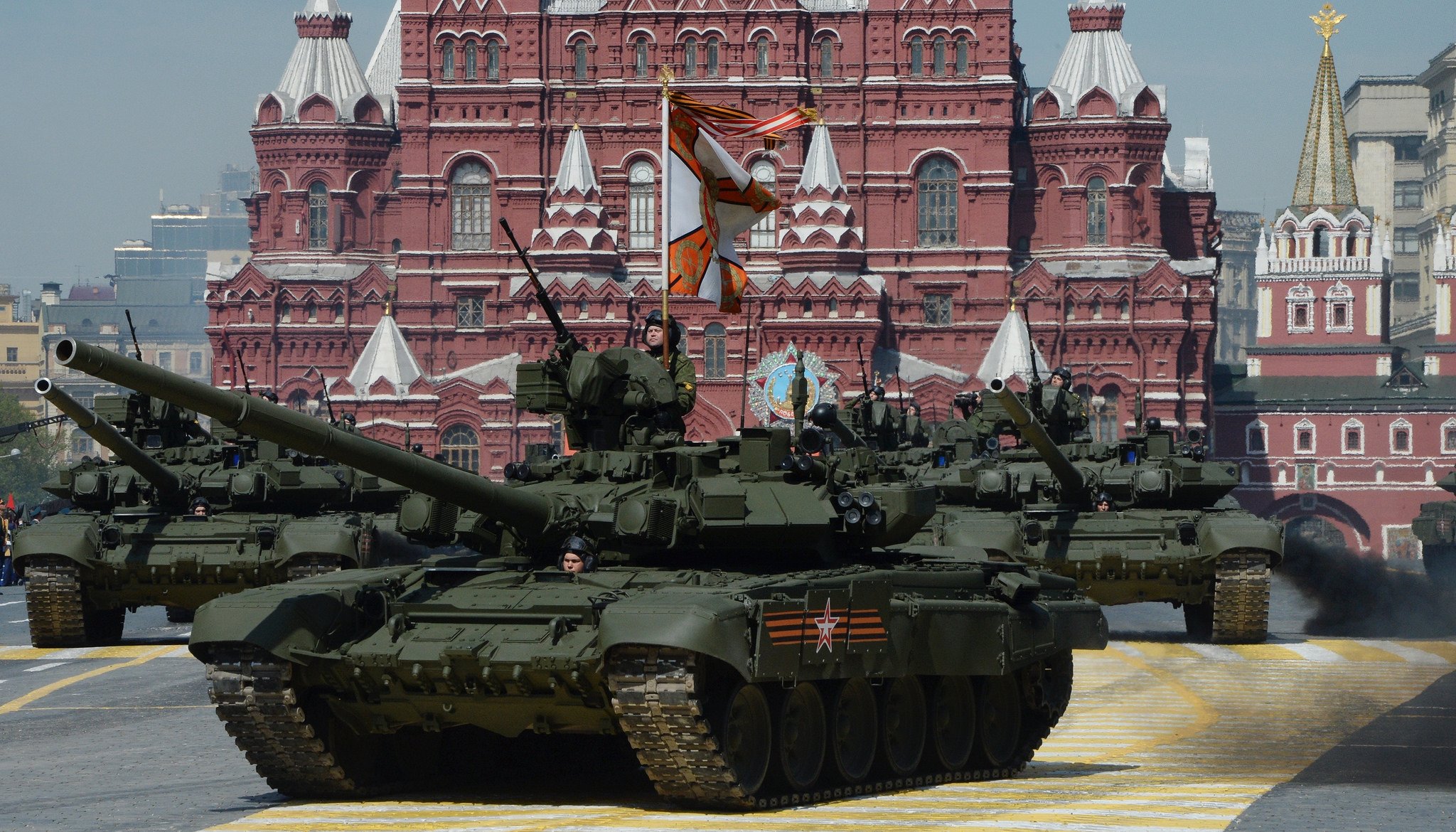 t-90 tanque vehículos blindados plaza roja desfile