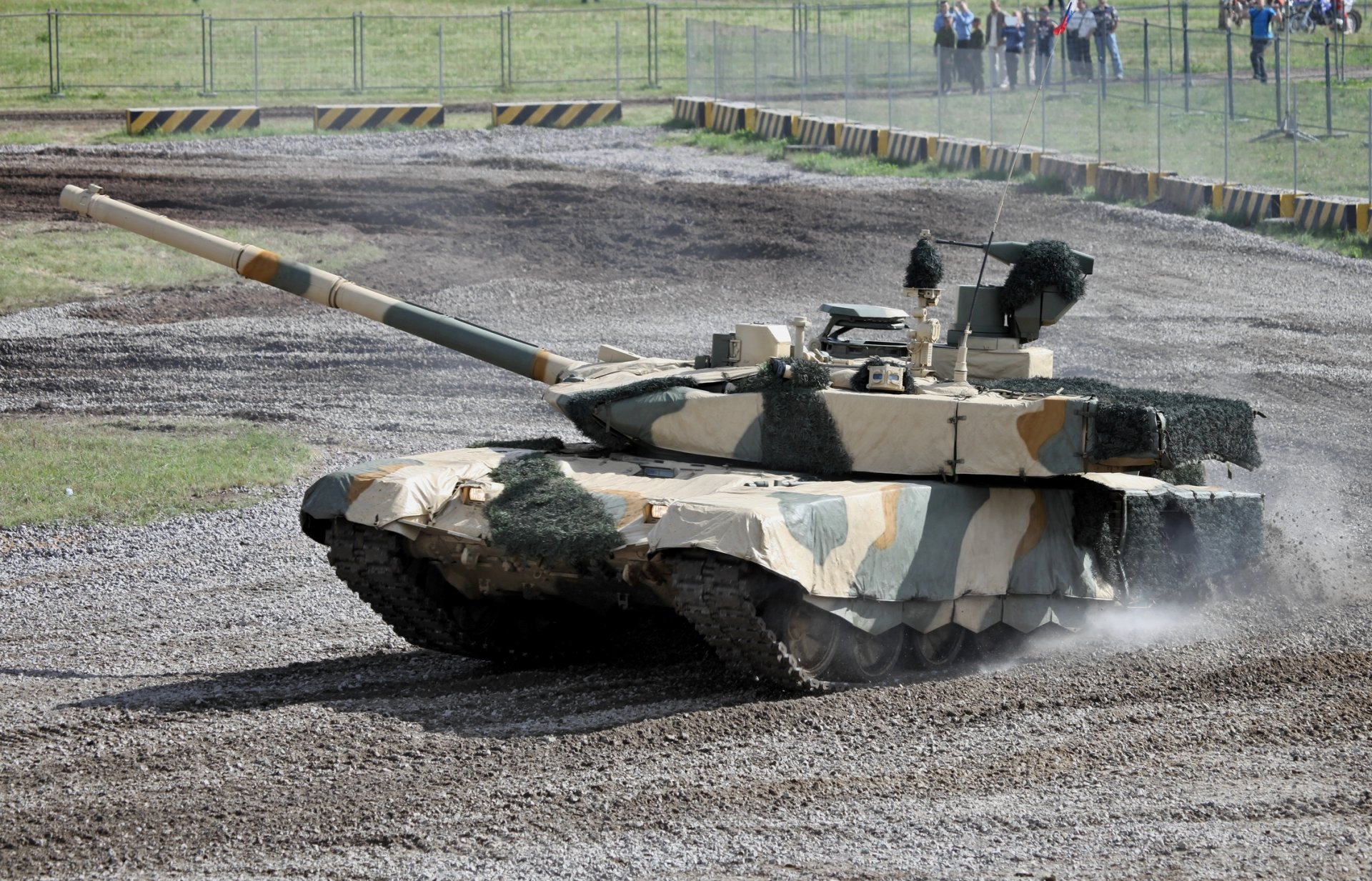 t-90ms russischer panzer im umhang verkleidung staub