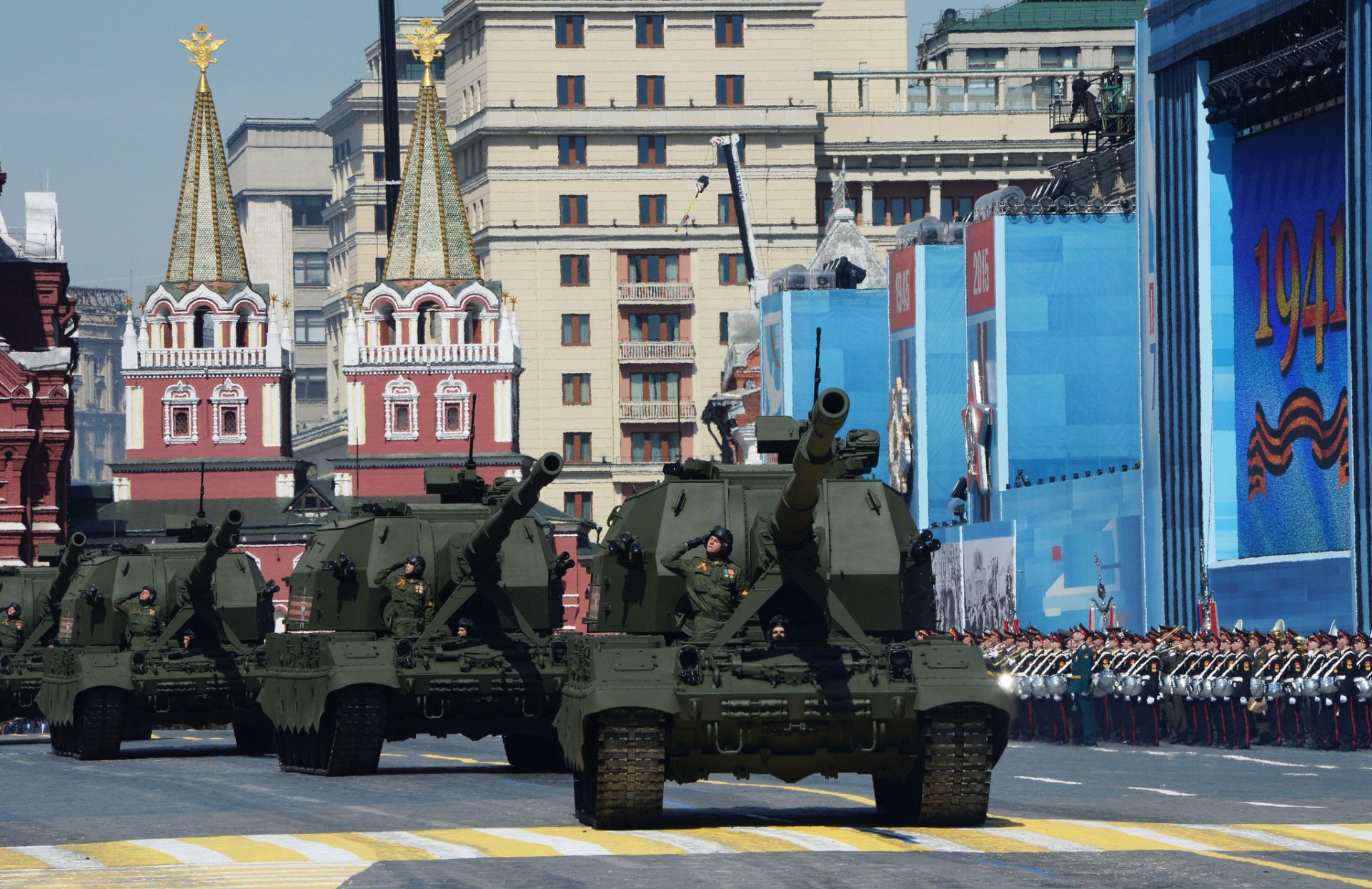 2s35 coalition-sv self-propelled artillery howitzer moscow town victory day red square