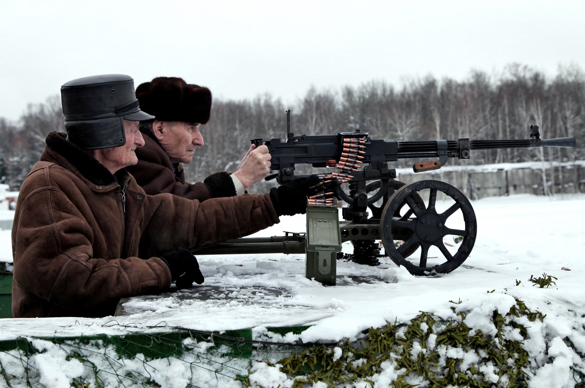 praktyczne strzelanie wielokąt wybór celu pozycja broń sztalugowy karabin maszynowy goryunova sgm kaliber 7.62 mm weterani precyzyjne celowanie stara gwardia przypomnij młodość ani kroku wstecz ciepłe ubrania czapka rękawiczki pudełko taśma amunicja maszyna kołowa decydująca