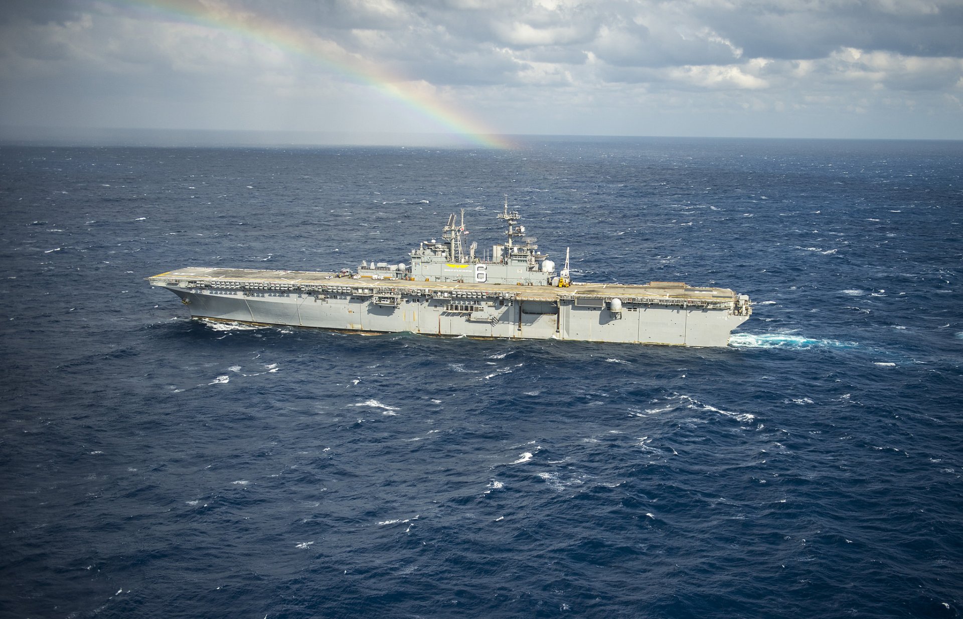 uss bonom richard lhd-6 parachutage navire mer arc-en-ciel