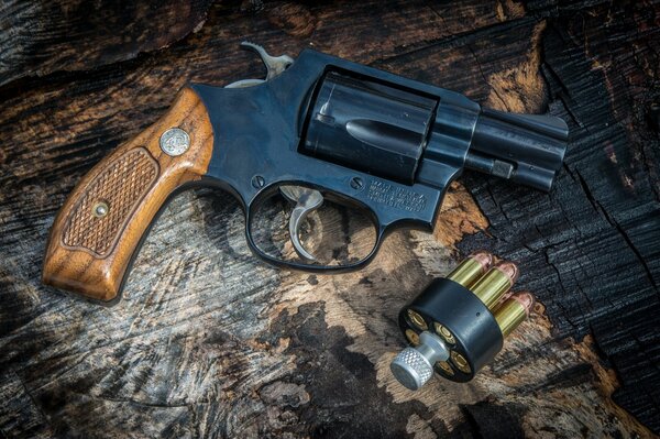 Revolver with cartridges on the table