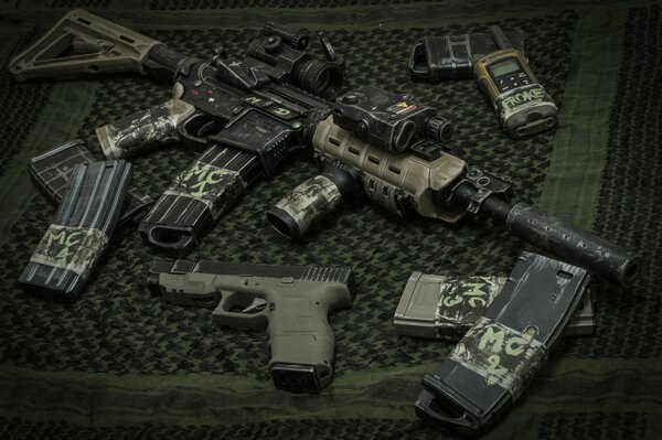 Glock 26 et M4 avec carabine en couleur militaire