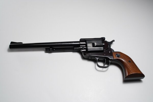 Revolver ruger con impugnatura in legno